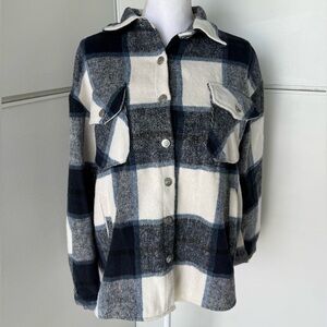 Plaid Button-Up Women's Shacket / Jacket